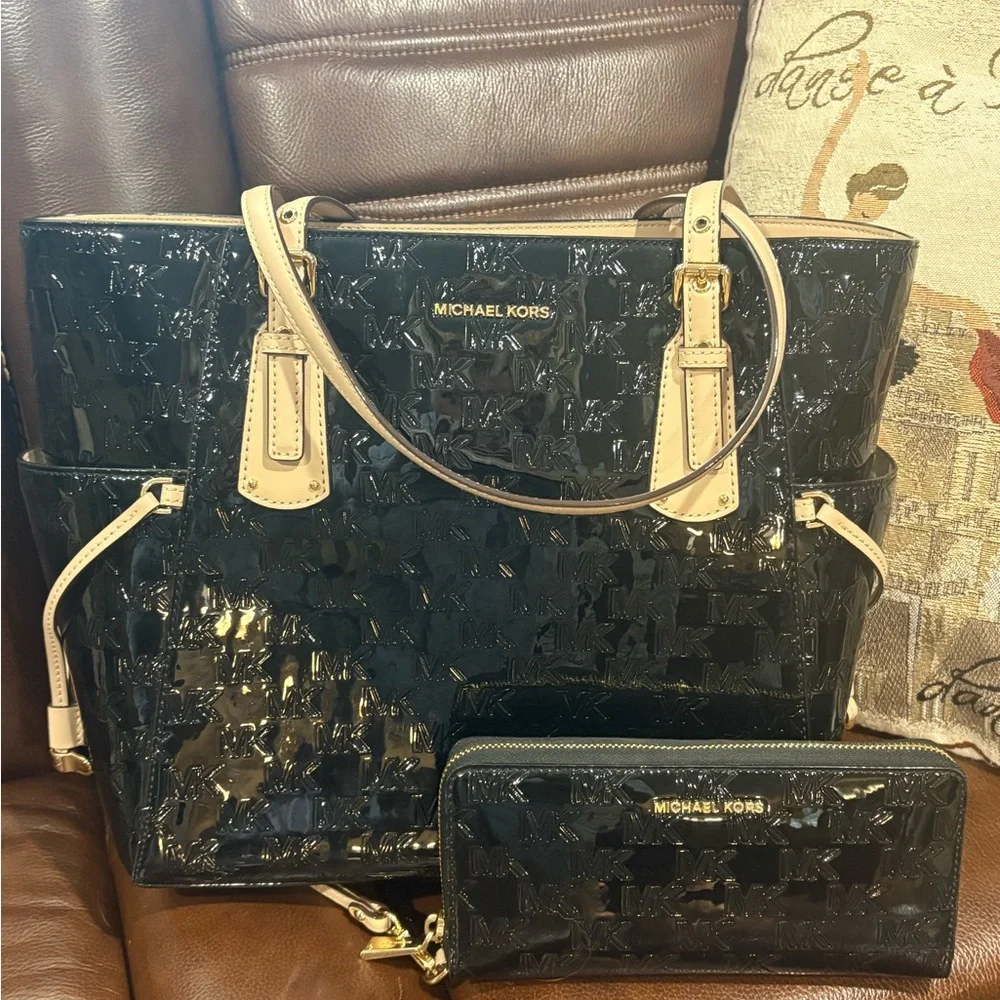 Michael Kors Black Patent Tote with Beige Handles & Matching Wallet - Picture 2 of 8